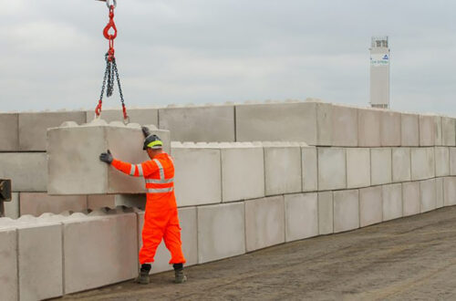 betonnen muur van legoblokken