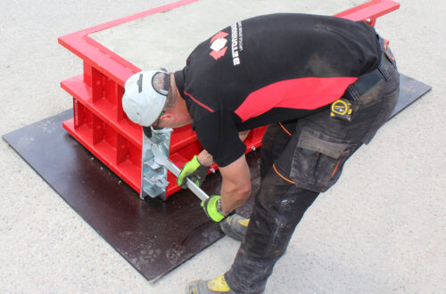 opening the mould for concrete block