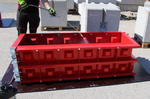 Formwork Release Oil application to block mould