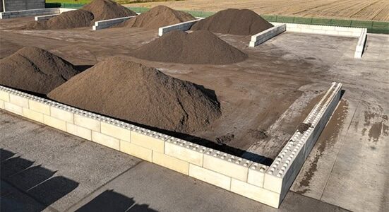 stockage de matériaux en vrac à partir de blocs de lego en béton